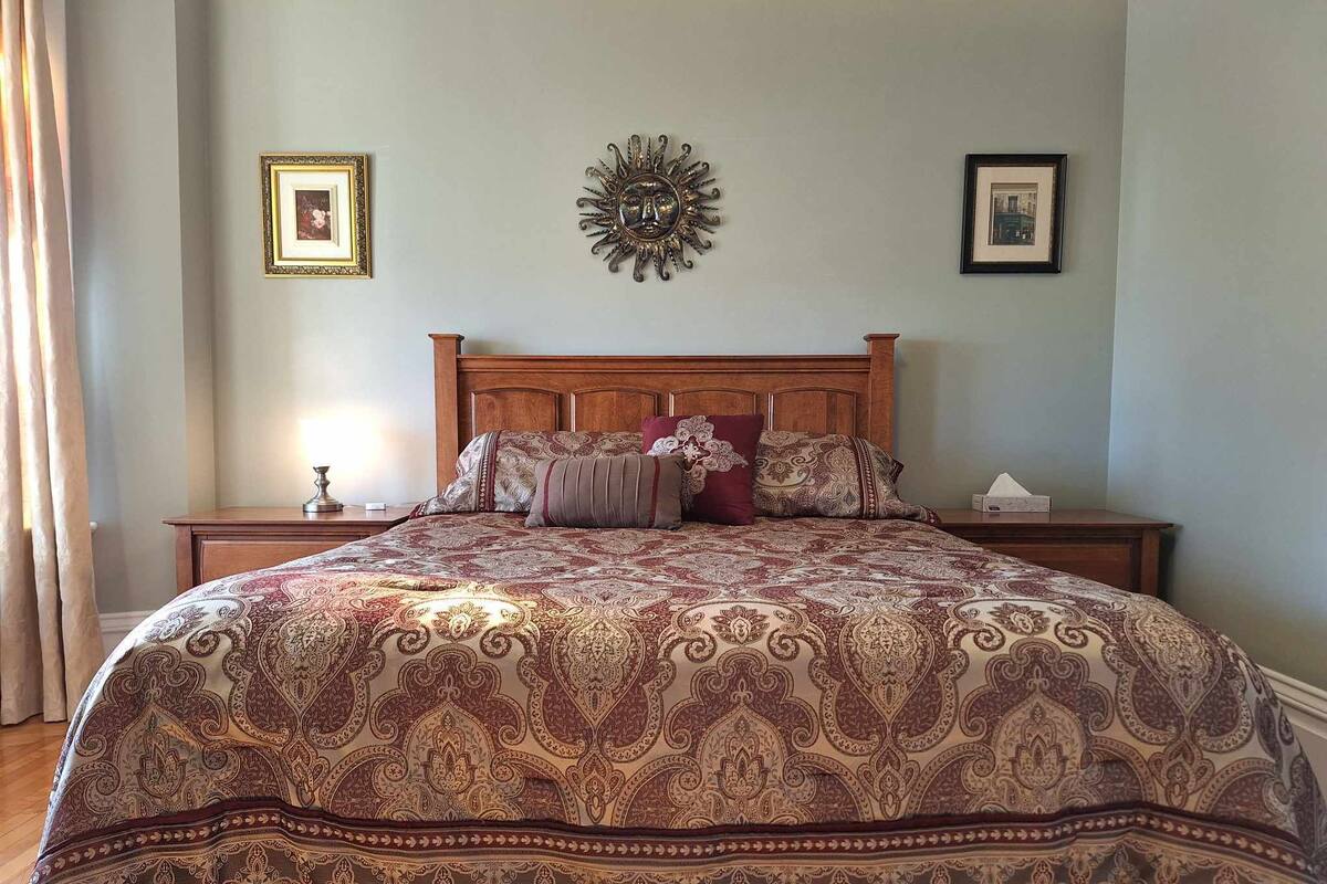 Chambre double, grand lit, salle de bain partagée (Madrid) | Bộ đồ giường cao cấp, màn/rèm cản sáng, bàn ủi/dụng cụ ủi quần áo 