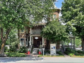 Vista frontal de la propiedad