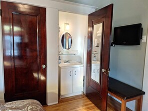 Chambre double, grand lit, salle de bain partagée (Madrid)