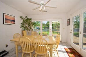 Ferienhaus, 3 Schlafzimmer, Seeseite | Essbereich im Zimmer