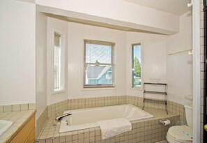 Maison, 3 chambres, en bord de lac | Salle de bain | Ensemble douche/baignoire, serviettes fournies