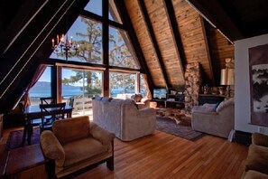 Cabaña, 5 habitaciones, vistas al lago | Sala de estar | Televisión, chimenea y reproductor de DVD 