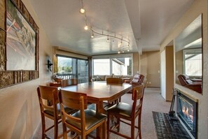 Condo, 3 Bedrooms, Lakeside | In-room dining