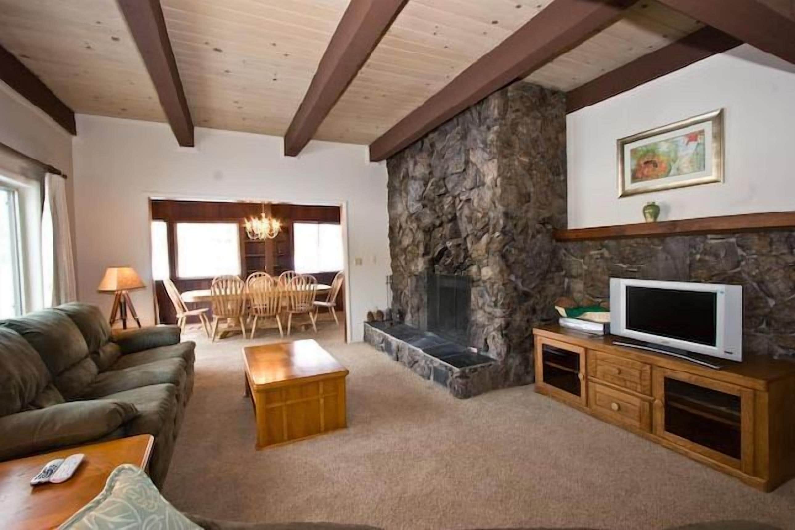 House, 3 Bedrooms | Living room | Flat-screen TV, DVD player