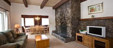 House, 3 Bedrooms | Living room | Flat-screen TV, DVD player