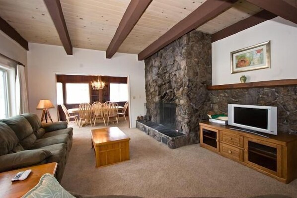 Living room - 479 Capri Dr (South Lake Tahoe)