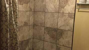 Combined shower/tub, free toiletries, towels