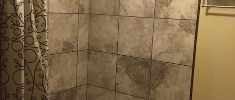 Bañera con ducha, artículos de tocador gratuitos, toallas