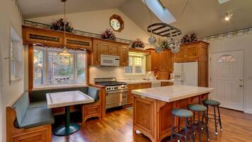 Luxury House, 6 Bedrooms | Private kitchen | Microwave, oven, stovetop, dishwasher