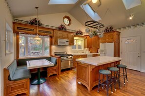 Casa de lujo, 6 habitaciones | Cocina privada | Microondas, horno, parrilla de estufa y lavavajillas