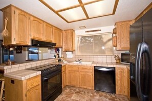 House, 3 Bedrooms | Private kitchen | Microwave, stovetop, dishwasher, cookware/dishes/utensils - 2485 Tepee Ct. (South Lake Tahoe)