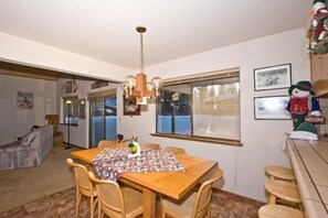 House, 3 Bedrooms | In-room dining