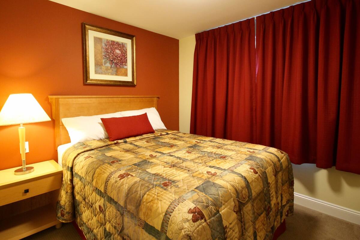 Deluxe Suite, 2 Bedrooms | Desk, soundproofing, iron/ironing board, free WiFi