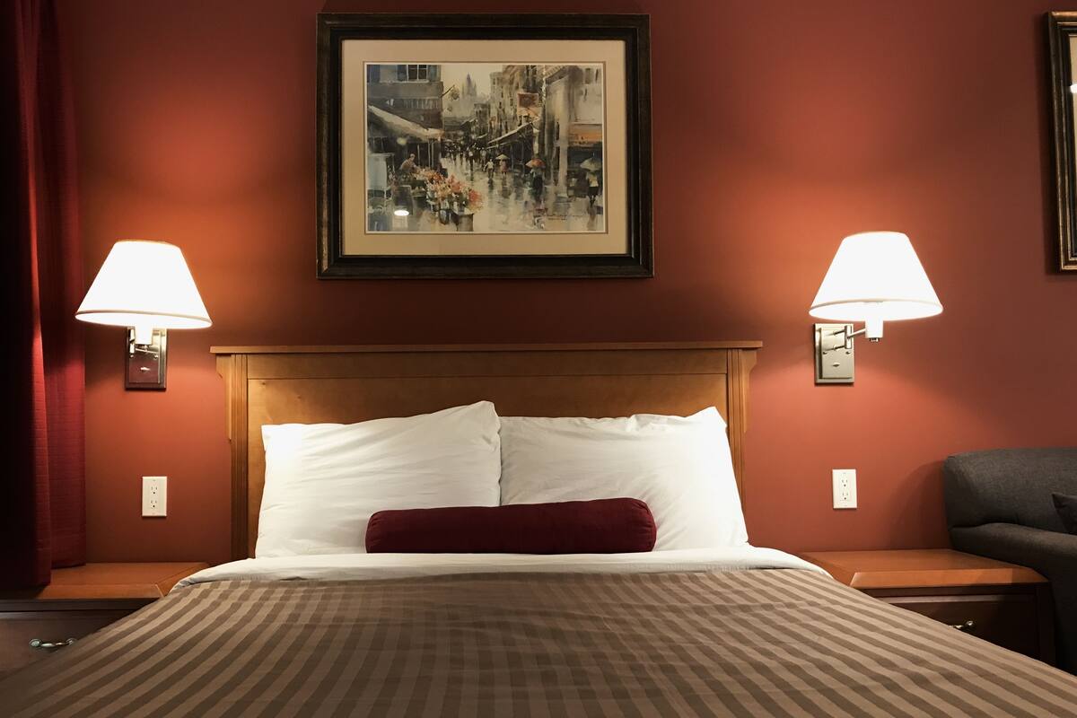 Deluxe Studio, 1 Queen Bed, Courtyard Area | Desk, soundproofing, iron/ironing board, free WiFi