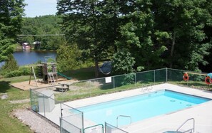 Piscina a l'aire lliure de temporada i gandules 