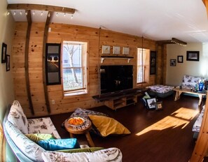 Een 30-inch ledtelevisie met digitale zenders en een dvd-speler