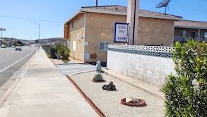 A motel with a sign indicating the Star Inn. - Star Inn (Barstow)