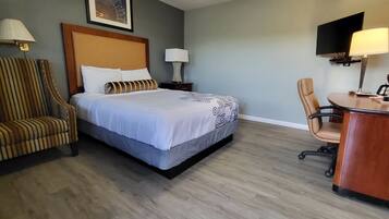 Classic-Zimmer, 1 Queen-Bett | Schreibtisch, laptopgeeigneter Arbeitsplatz, Bügeleisen/Bügelbrett