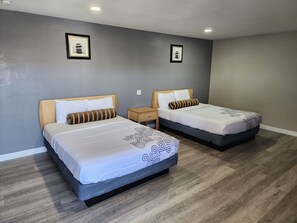 Habitació, 2 llits de matrimoni | Escriptori i espai de treball apte per a portàtils 