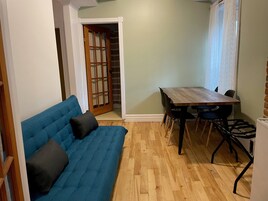 Sistema de insonorización y tabla de planchar con plancha 