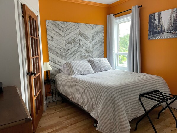 Soundproofing, iron/ironing board, rollaway beds, free WiFi - Auberge Les Deux Tours (Saguenay)