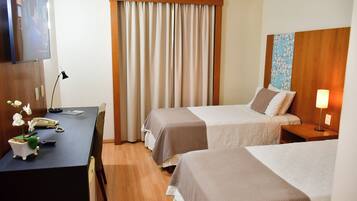 Quarto solteiro standard | Frigobar, cofres nos quartos, escrivaninha, cortinas blackout