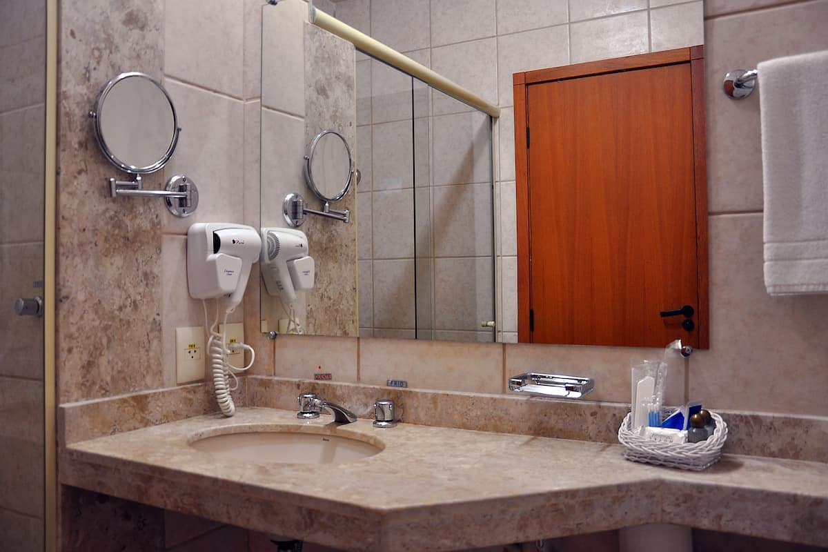 standard single room | bathroom | shower, hair dryer, towels