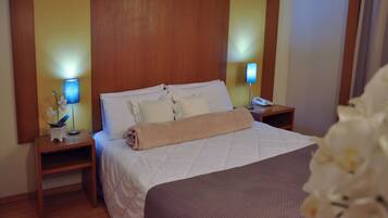 Quarto casal ou duplo standard, 1 cama de casal ou 2 camas de solteiro | Frigobar, cofres nos quartos, escrivaninha, cortinas blackout