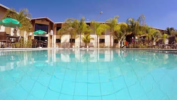 Piscine extérieure, chaises longues