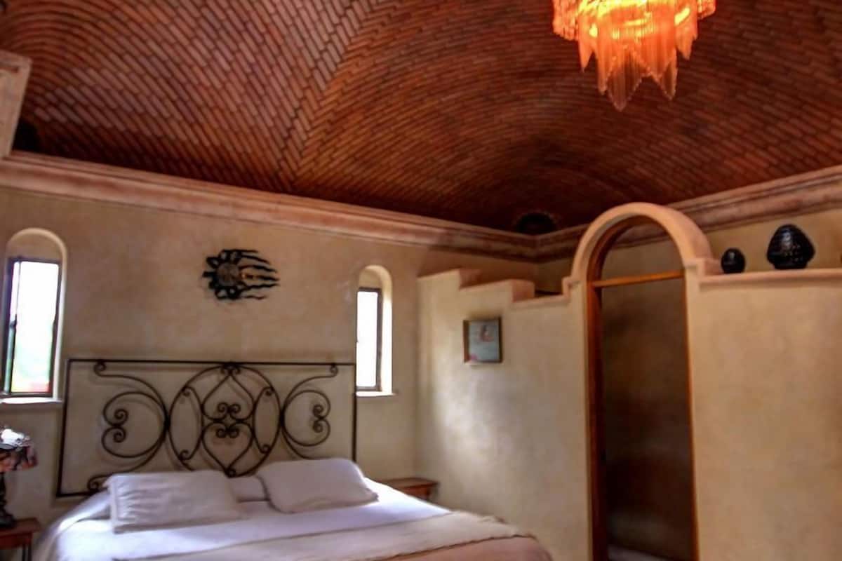 standard double room, 1 king bed | iron/ironing board, free wifi, bed sheets