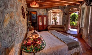 Shower, free toiletries, hair dryer, towels - Hotel Casa Angelitos (San Miguel de Allende)
