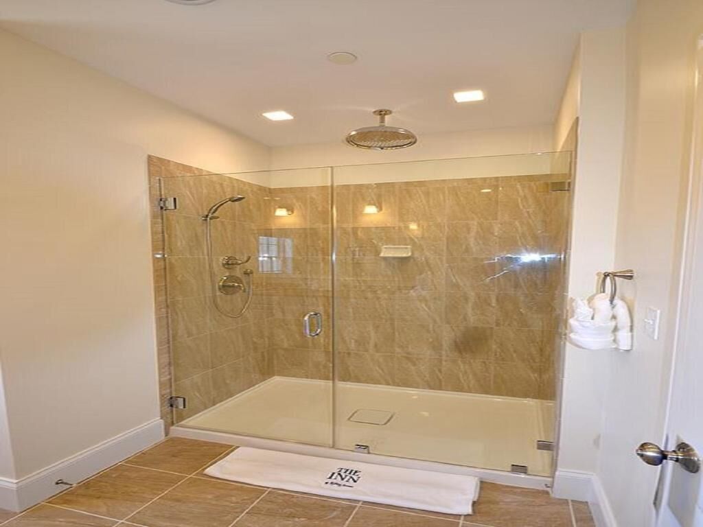 Douche, articles de toilette gratuits, serviettes fournies
