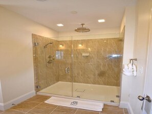 Shower, free toiletries, towels - The Inn at Spring House (Block Island)