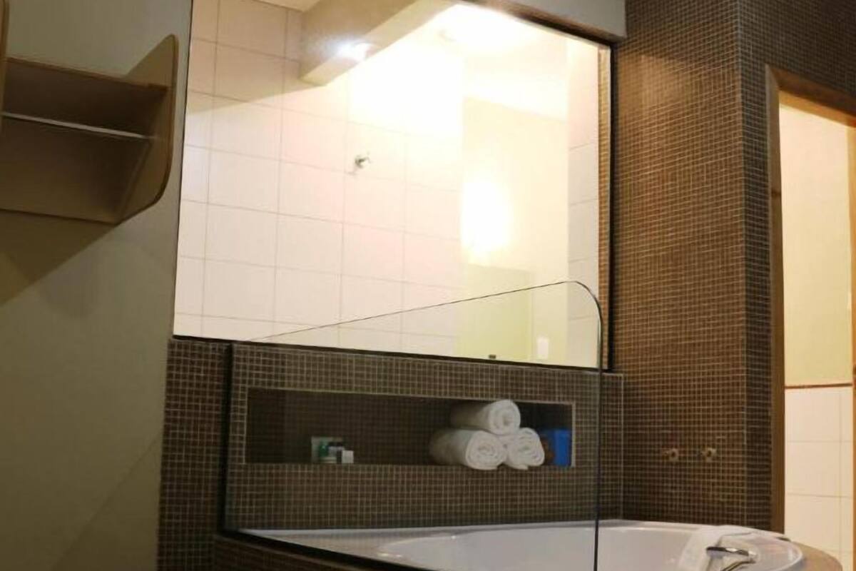 shower, free toiletries, hair dryer