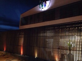 Fachada de la propiedad por la tarde o noche