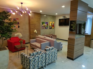 Área de estar no saguão