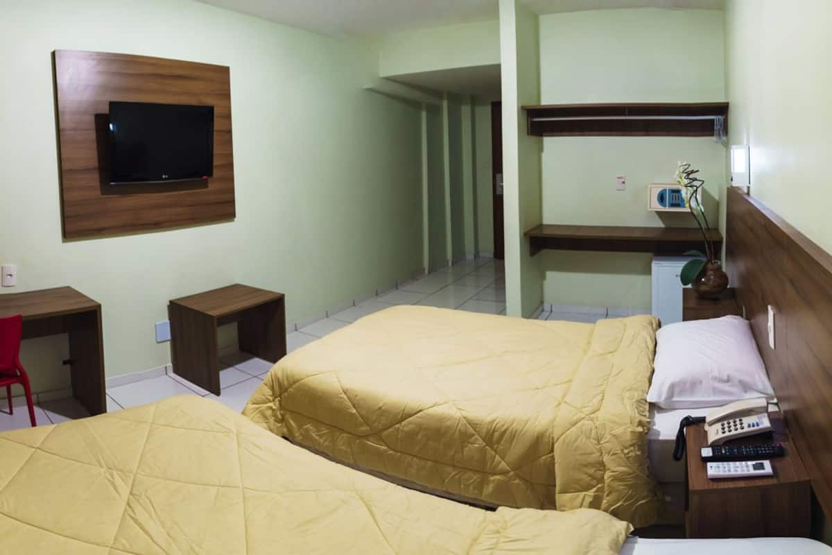 Twin kamer, 2 eenpersoonsbedden | Een minibar, een bureau, geluiddichte muren, extra bedden