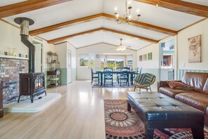 Flat-screen TV, DVD player - Deer Harbor Cottages (Deer Harbor)