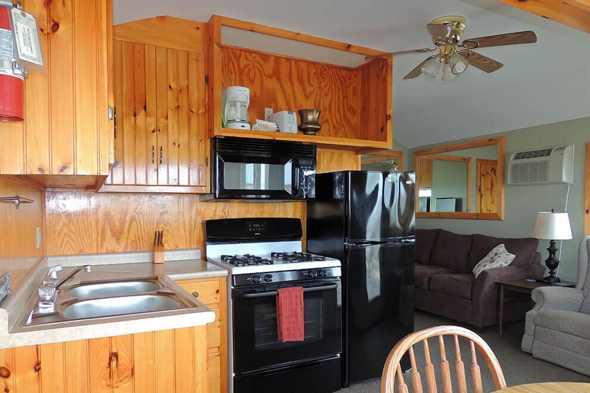 Cottage 6, 2 Bedrooms | Private kitchen