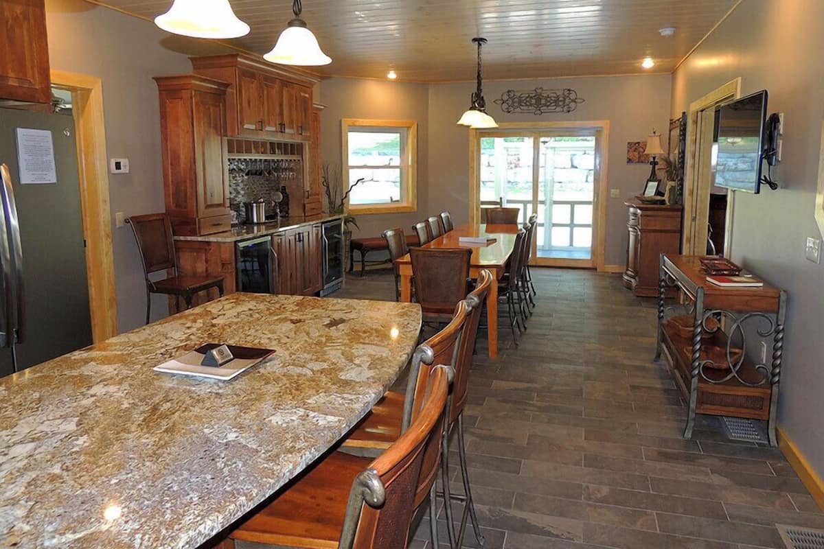 Deluxe House, 5 Bedrooms | Private kitchen