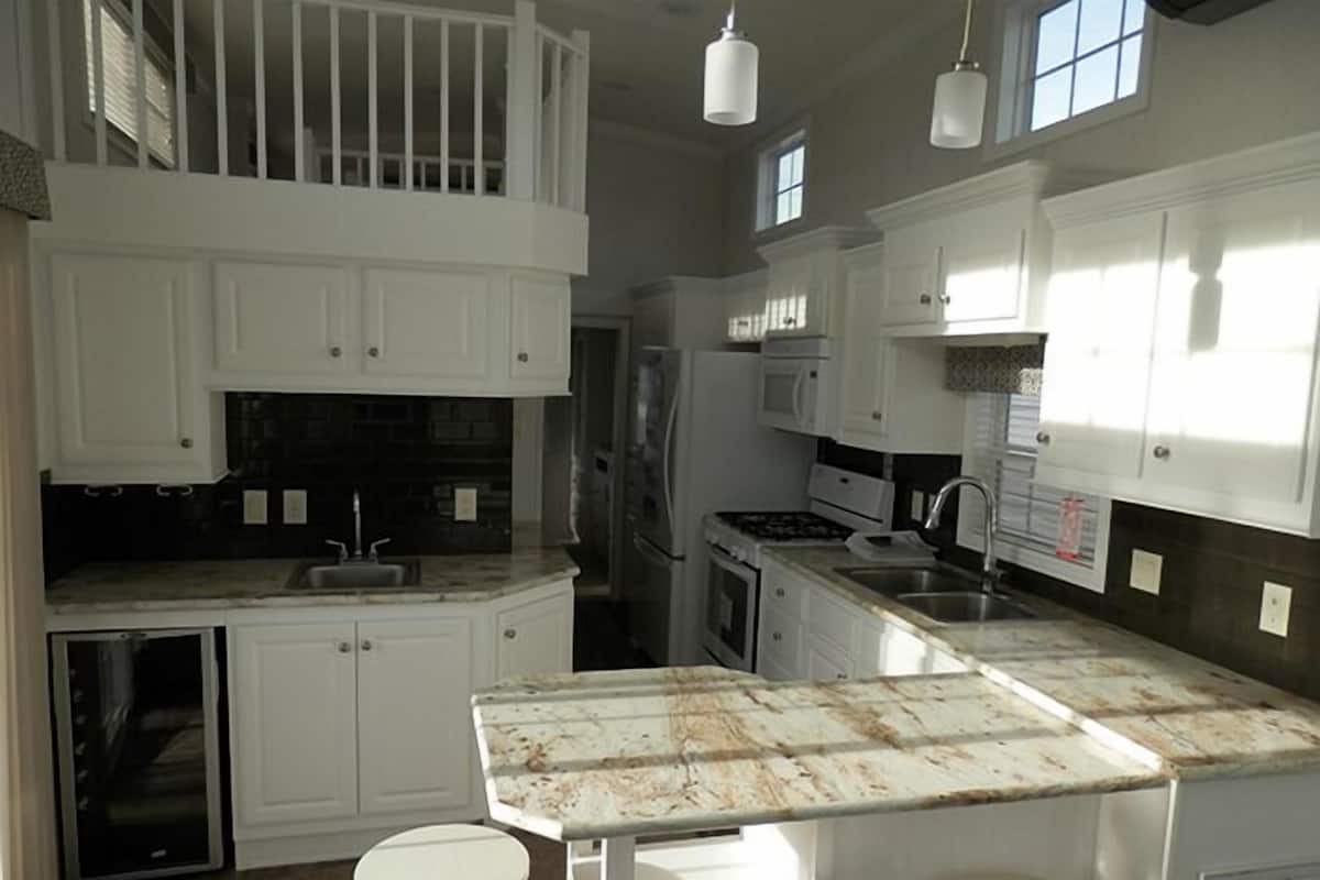 Full-size fridge, microwave, oven, stovetop