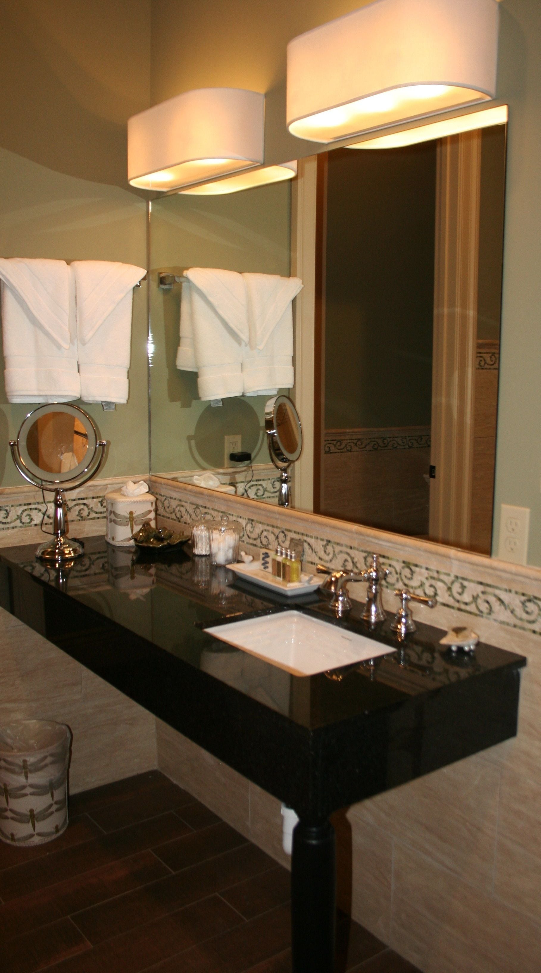 Shower, rainfall showerhead, free toiletries, hair dryer