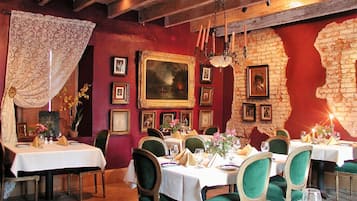 3 restaurants; lunch and dinner served