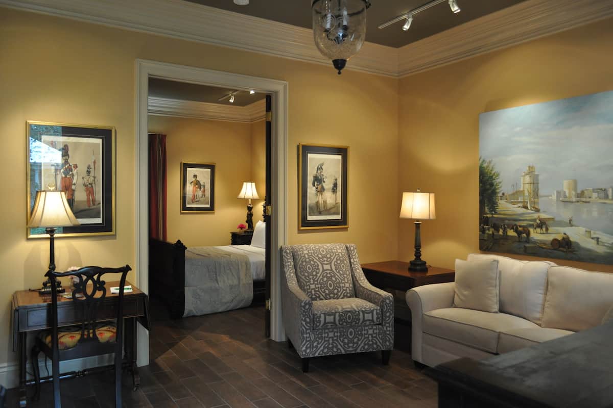 Suite, 1 letto queen con divano letto | Soggiorno | TV a schermo piatto 40 pollici con canali via cavo, TV