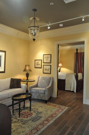 Premium bedding, pillowtop beds, individually decorated - Houmas House Plantation and Gardens (Darrow)