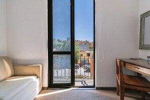 Quarto standard | Escrivaninha, ferros/tábuas de passar roupa, Wi-Fi de cortesia