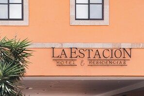 A building with a sign reading "LA ESTACION HOTEL & RESIDencias". - Hotel La Estacion (San Miguel de Allende)