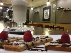 Petit déjeuner, déjeuner et dîner servis sur place