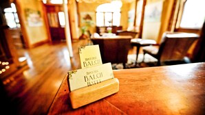 Ein Holztisch mit zwei übereinander liegenden Karten, auf denen 'Historic Balch Hotel' steht.