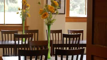 Se sirven almuerzos, cenas y cocina americana (con vistas al jardín)